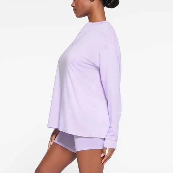 NWT SKIMS boyfriend longsleeve Henley shirt in lily - Picture 2 of 6